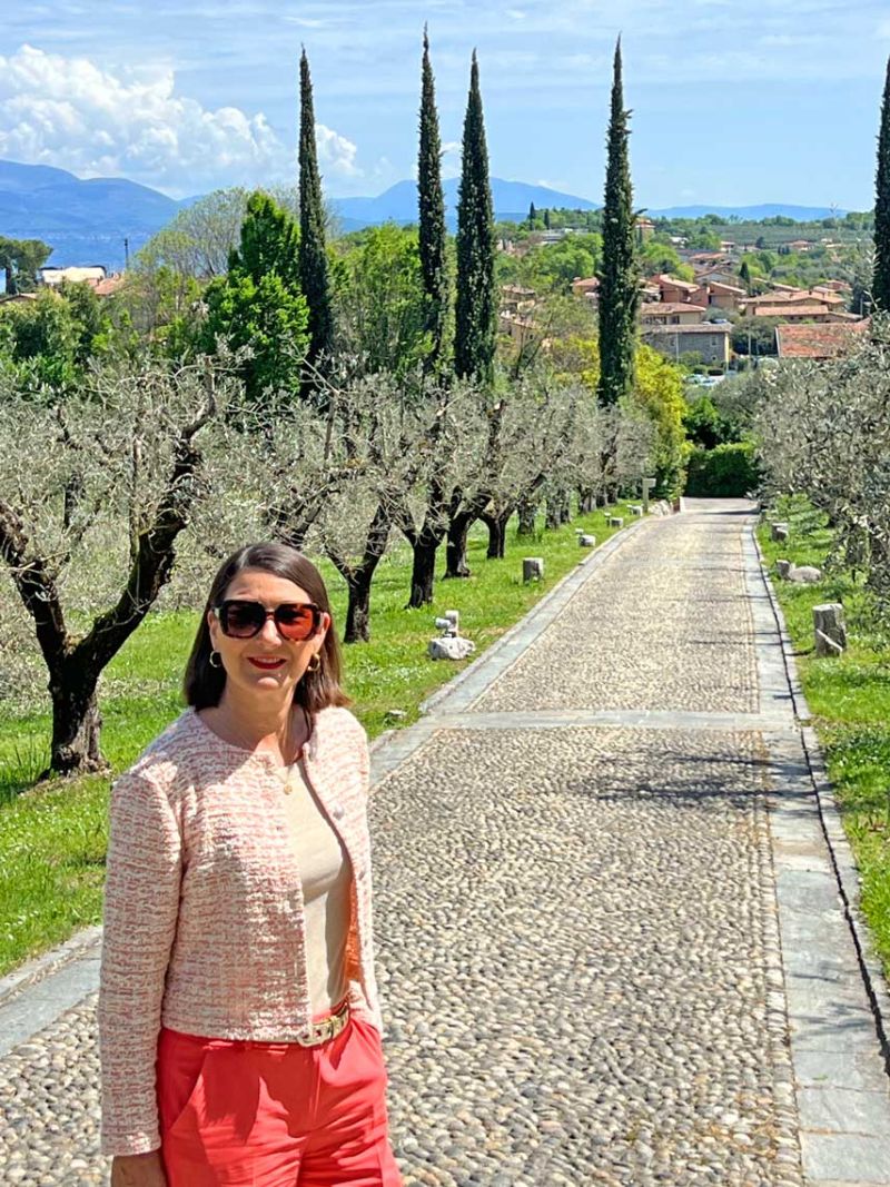 Italienischer Garten mit Seeblick und Bergen im Hintergrunsd