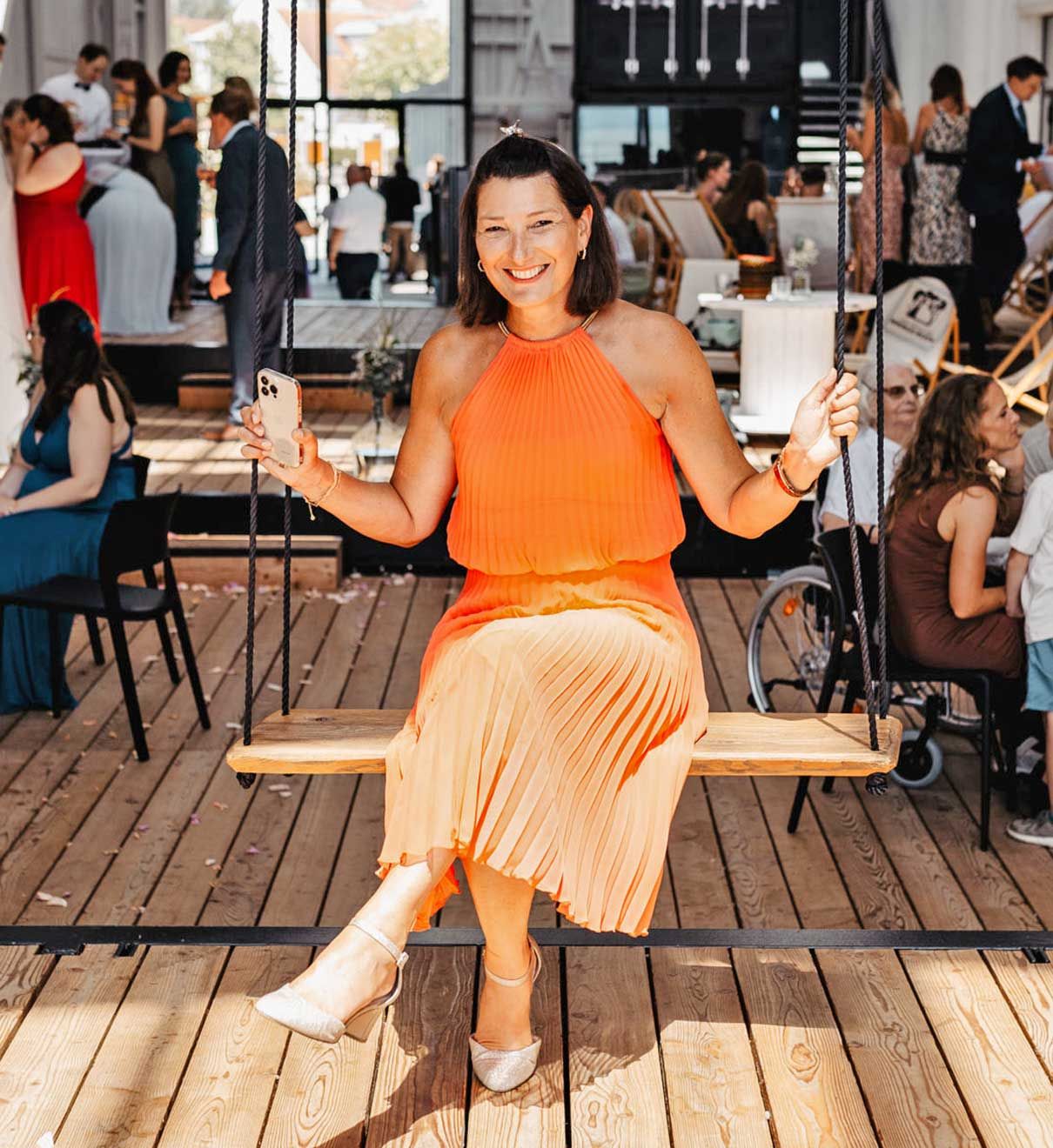 Portrait Evelin Stadler auf einer Schaukel